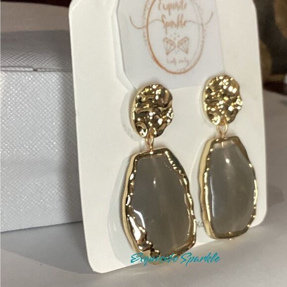 ⭐️Gold Tone White Ivory like Swirl Post Back Drop Dangle Earrings ⭐️ - Picture 11 of 16